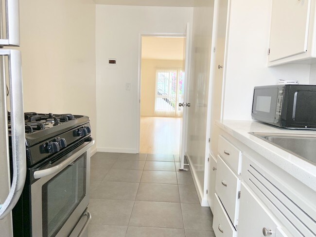 1851 Winona Blvd-Unit -108 in Los Angeles, CA - Building Photo - Building Photo