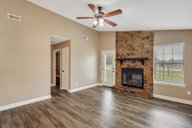 1300 Forest Lake Dr in Hinesville, GA - Building Photo - Building Photo