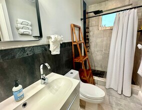 4710 Pine Tree Dr, Unit #46 in Miami Beach, FL - Building Photo - Building Photo