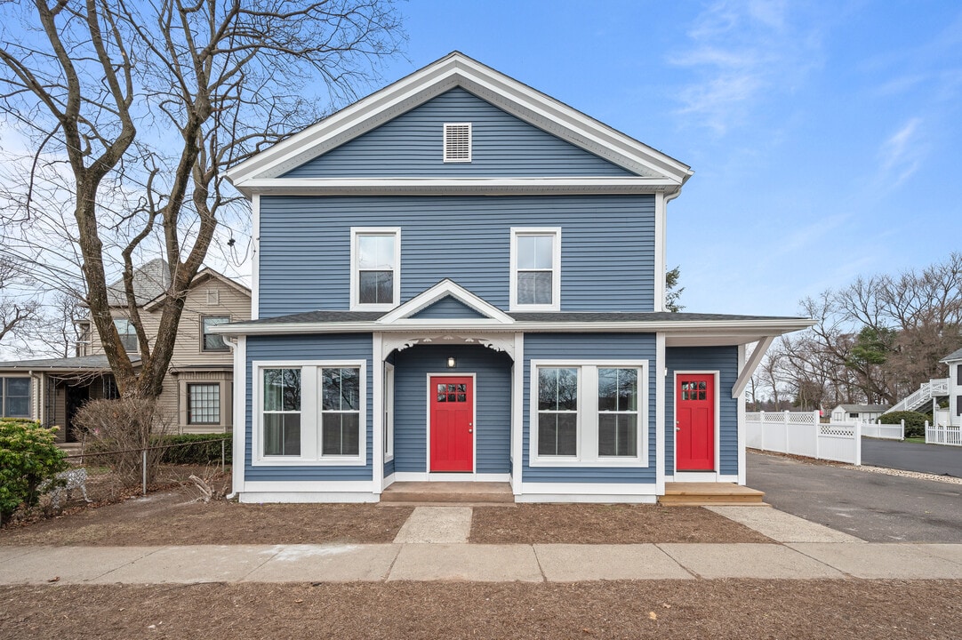 101 Maple St, Unit 105 in Ellington, CT - Building Photo