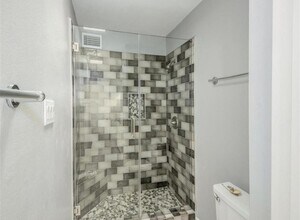 1114 Augusta Dr in Houston, TX - Foto de edificio - Building Photo