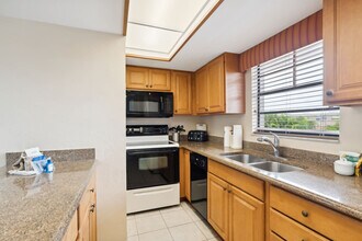 600 Neapolitan Way in Naples, FL - Foto de edificio - Building Photo