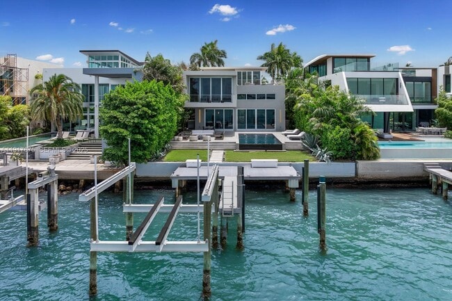 1379 N Venetian Way in Miami Beach, FL - Building Photo - Building Photo