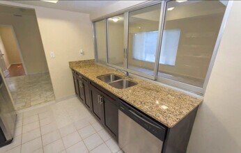 4986 NW 39th St in Lauderdale Lakes, FL - Foto de edificio - Building Photo