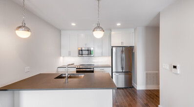 432 McGrath Hwy, Unit 434-413 in Somerville, MA - Foto de edificio - Building Photo