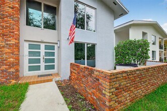 537 Menendez Ave in Coral Gables, FL - Foto de edificio - Building Photo