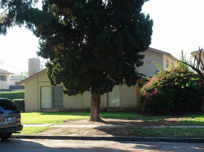 624 W Provential Dr in Anaheim, CA - Building Photo - Building Photo