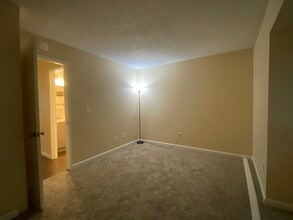 200 SW Florence Ave, Unit F1 in Gresham, OR - Foto de edificio - Building Photo