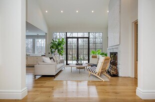 13 Hilltop Ln in East Hampton, NY - Building Photo