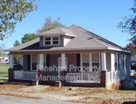 104 Calhoun St in Clover, SC - Building Photo