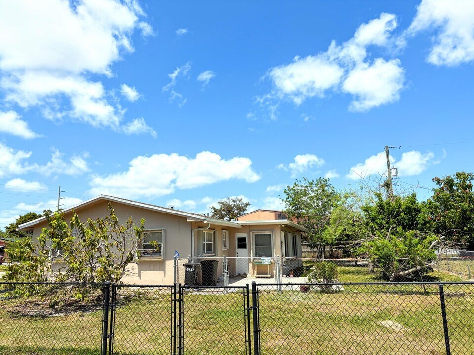4937 Tortuga Dr in West Palm Beach, FL - Building Photo