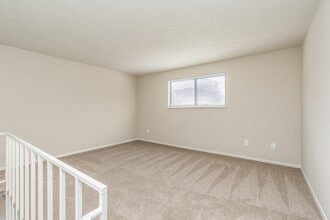 Creekbend & Chase Townhomes in Delaware, OH - Foto de edificio - Interior Photo