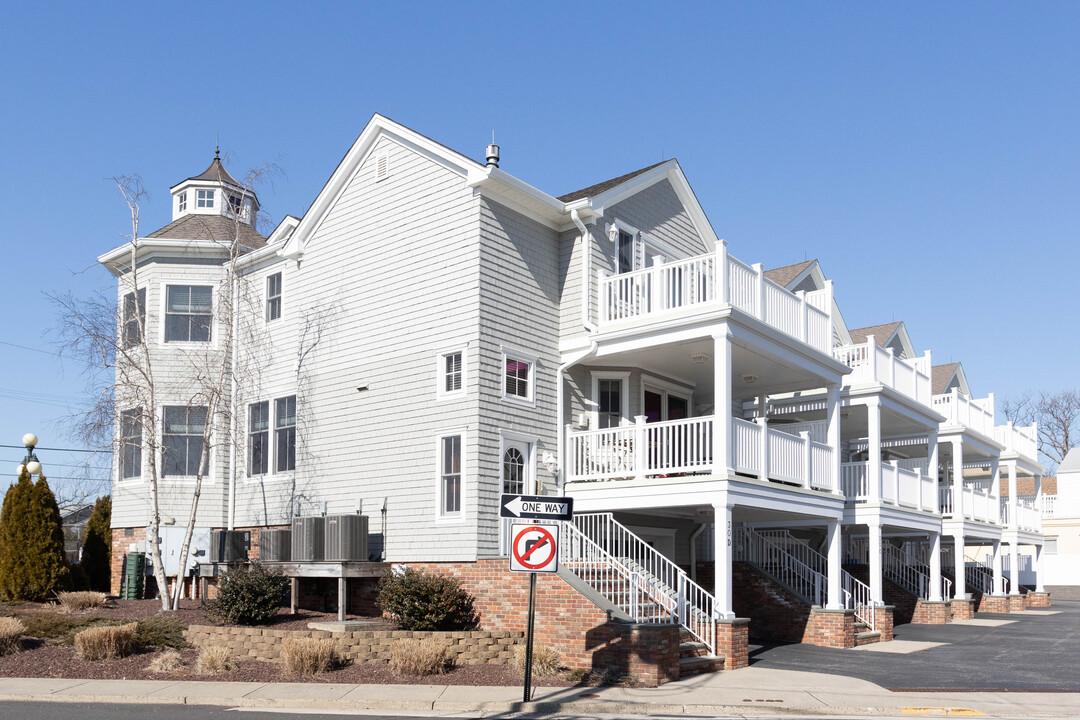 30 Main St in Avon By The Sea, NJ - Building Photo