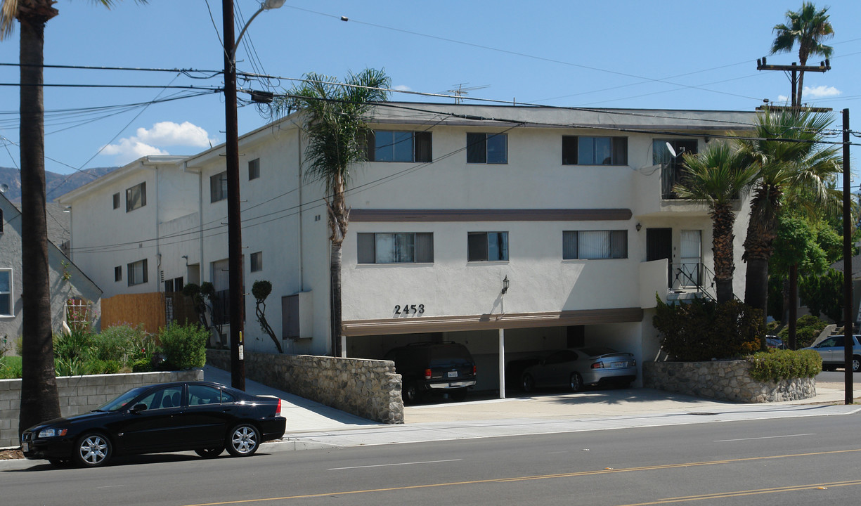 2453 Montrose Ave in Montrose, CA - Foto de edificio