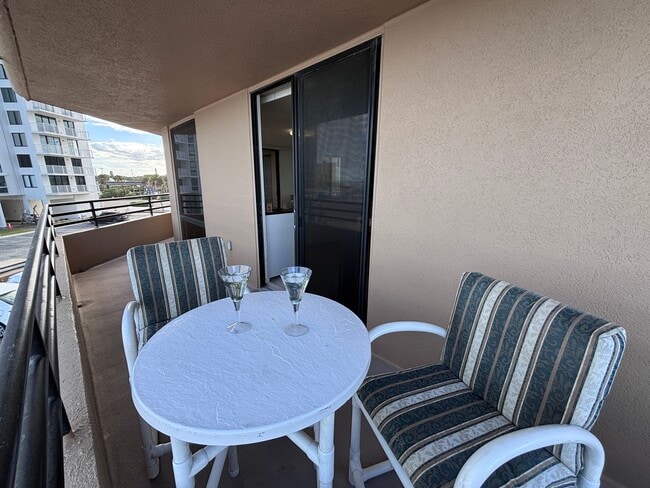 3023 S Atlantic Ave, Unit 205 in Daytona Beach Shores, FL - Foto de edificio - Building Photo