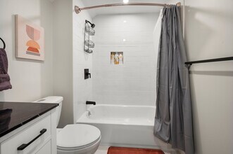 21 Bolton St, Unit 2 in Waltham, MA - Foto de edificio - Building Photo