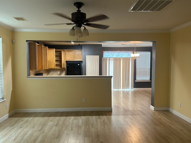 8127 Montague Manor Ln in Houston, TX - Building Photo - Building Photo