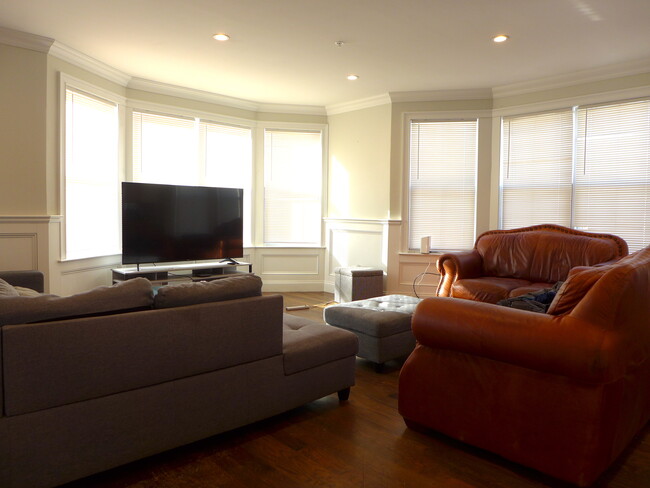 32 Guild St, Unit 1 in Boston, MA - Building Photo - Building Photo