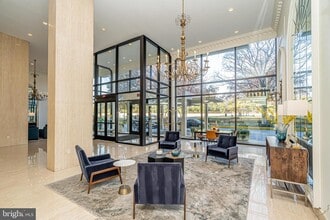 1300 Army Navy Dr in Arlington, VA - Building Photo - Building Photo