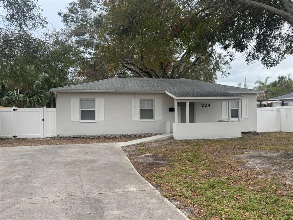 224 42nd Ave NE in St. Petersburg, FL - Building Photo