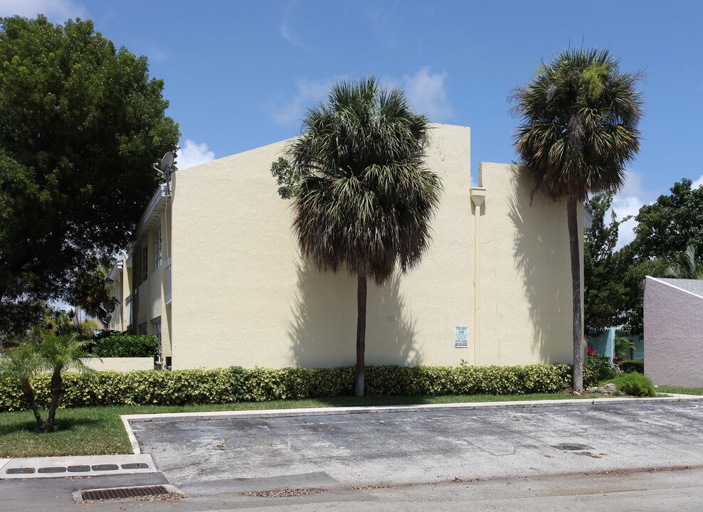 2131 E Sample Rd in Lighthouse Point, FL - Building Photo