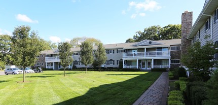 Fairfield Plaza East At Sayville in Sayville, NY - Foto de edificio - Building Photo