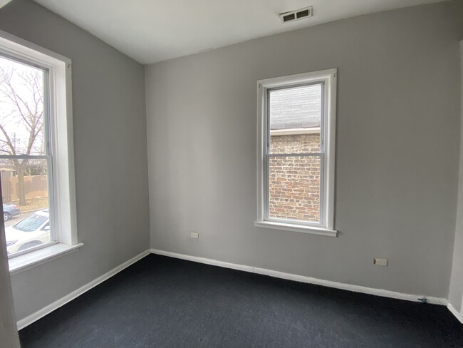 3033 S Troy St in Chicago, IL - Building Photo - Building Photo