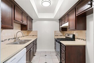 18961 Florida St, Unit 6 in Huntington Beach, CA - Foto de edificio - Building Photo