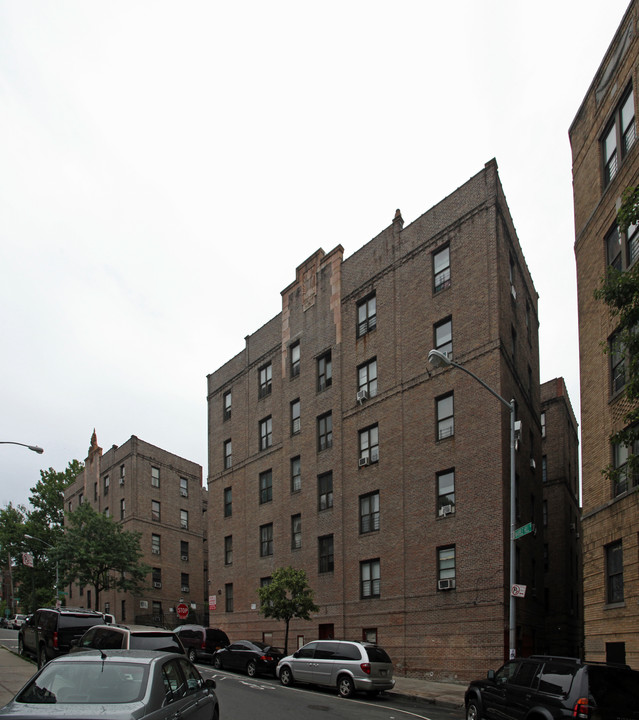 70 Marble Hill Ave in Bronx, NY - Building Photo