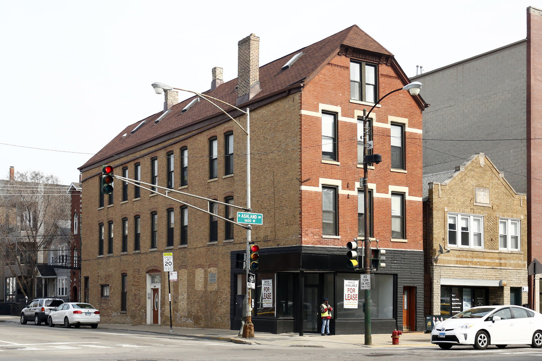 957 N Ashland Ave in Chicago, IL - Foto de edificio