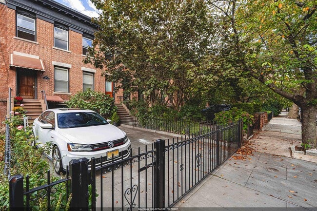 276 4th St