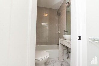 505 W Belmont Ave in Chicago, IL - Building Photo - Building Photo