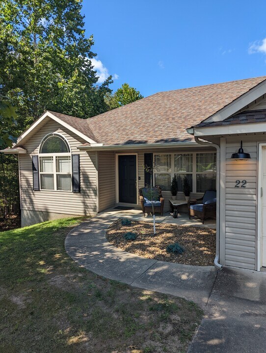 22 Lyndhurst Dr in Bella Vista, AR - Building Photo