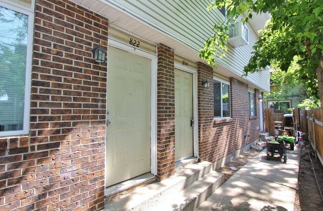 property at 804 W 7th St