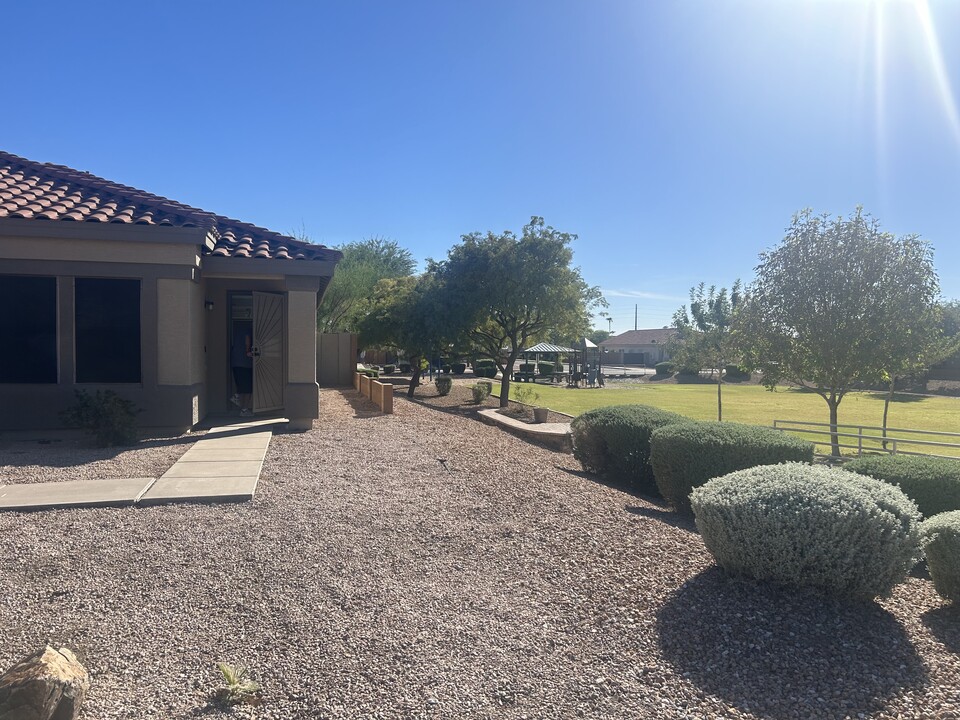 2177 W 22nd Ave in Apache Junction, AZ - Foto de edificio