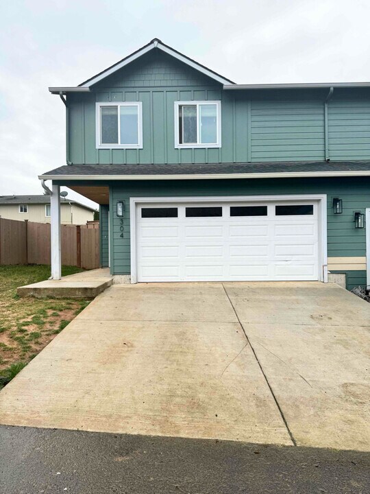304 Oak St in Winlock, WA - Building Photo