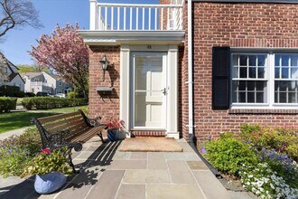 35 Gordon Pl in Scarsdale, NY - Building Photo - Building Photo
