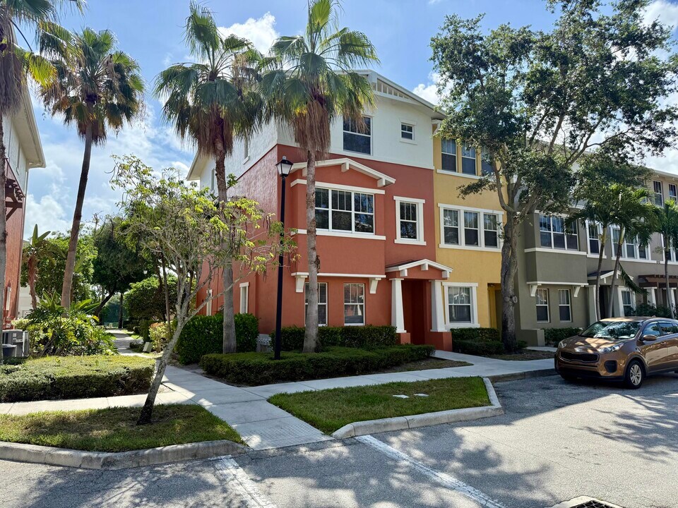 810 Marina Del Ray Ln in West Palm Beach, FL - Building Photo