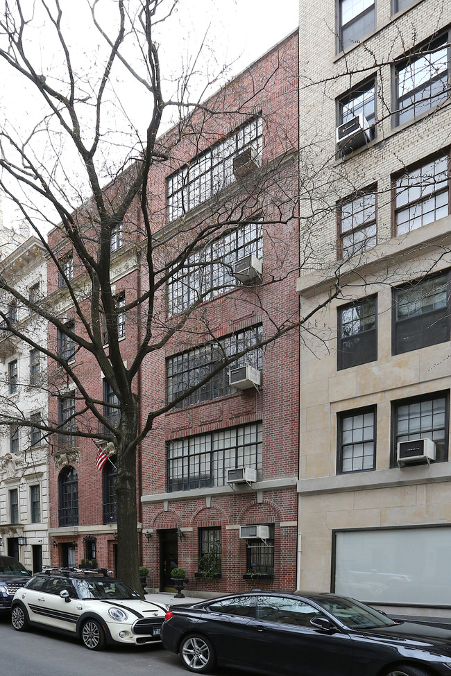 19 E 74th St in New York, NY - Building Photo - Building Photo