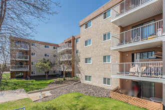 The Manning Apartments in Edmonton, AB - Building Photo - Building Photo