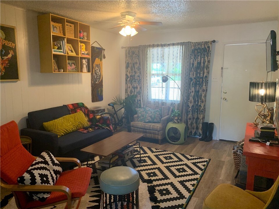 908 Emile St-Unit -8 in Bastrop, TX - Building Photo