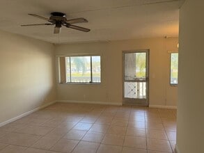 500 Village Green Cir W in Palm Springs, FL - Foto de edificio - Building Photo