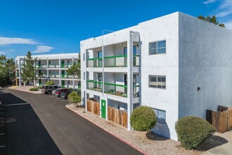 Evergreen Apartments in Santa Fe, NM - Foto de edificio - Building Photo