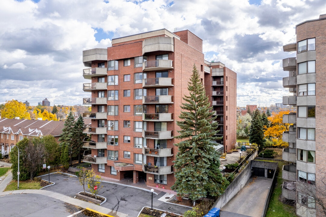 Le Chagal in Côte-St-Luc, QC - Building Photo