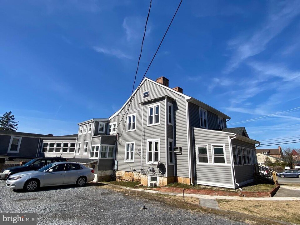 202 S Samuel St in Charles Town, WV - Building Photo