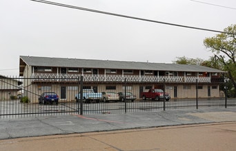 Spanish Vista Apartments in Grand Prairie, TX - Foto de edificio - Building Photo