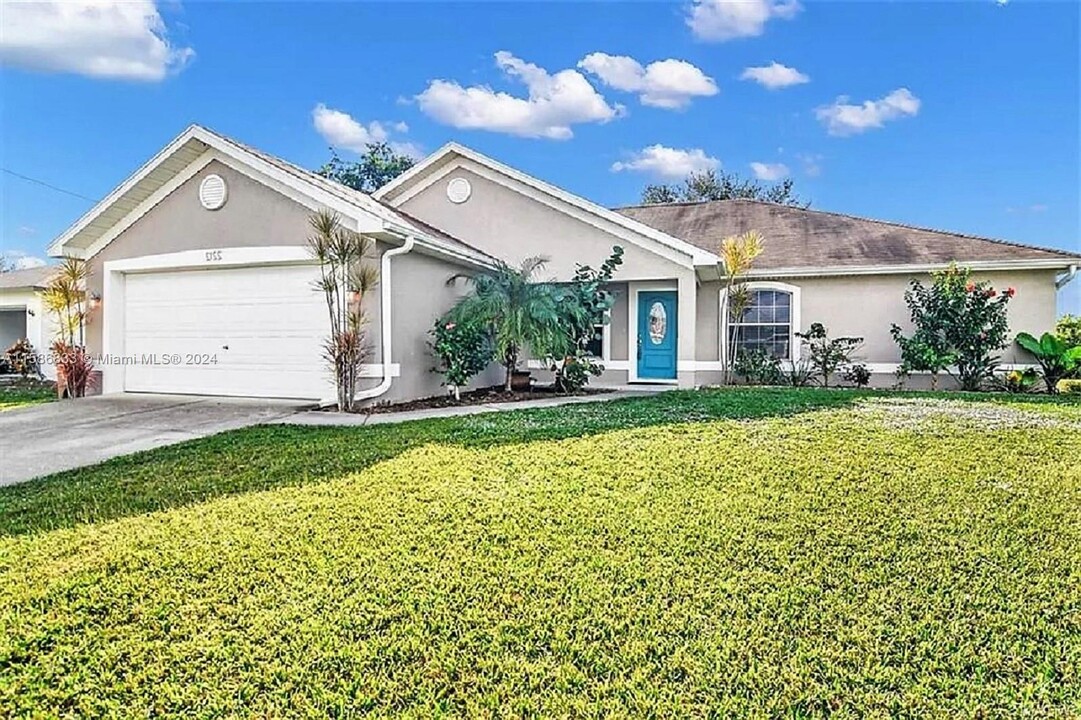 2212 NW 5th St in Cape Coral, FL - Foto de edificio