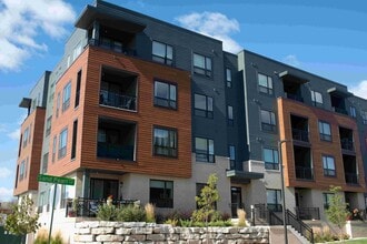 Oak Ridge at University Park Senior Apartments in Madison, WI - Foto de edificio - Building Photo