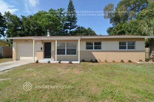 3655 Searobin Dr SE in St. Petersburg, FL - Building Photo