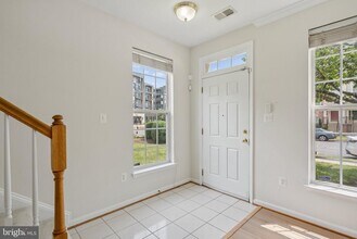 15503 John Diskin Cir in Woodbridge, VA - Foto de edificio - Building Photo